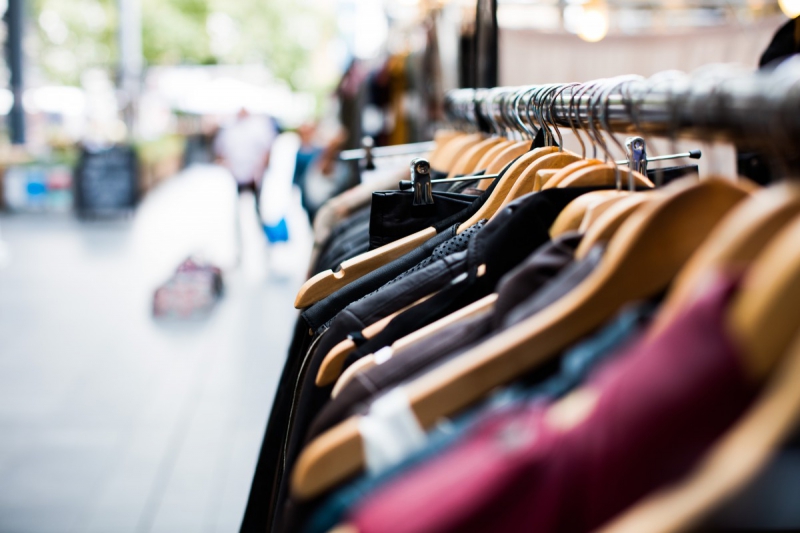 vente-RIGAUD-min_blur_close_up_focus_hanger_jacket_market_people_rack-1176303